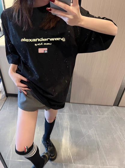 Camiseta de manga corta con logotipo bordado de espuma brillante estrellada.