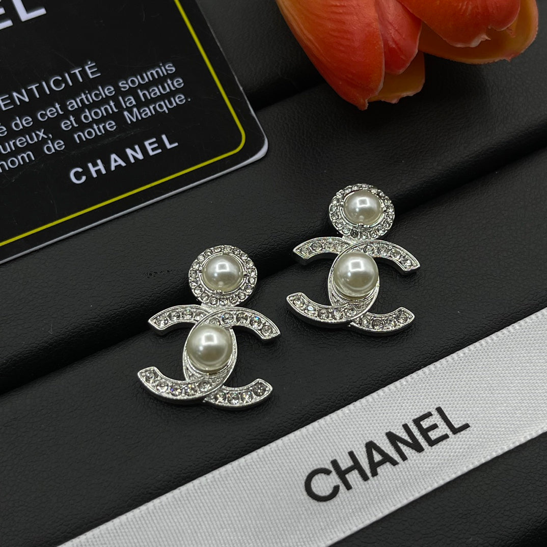 Pendientes de moda con perlas