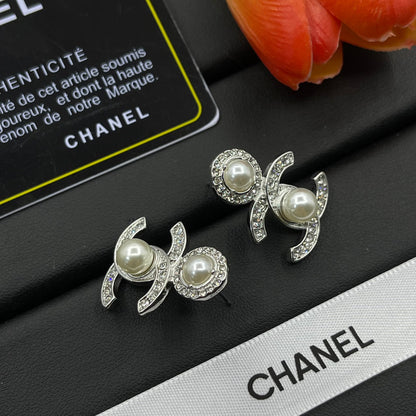 Pendientes de moda con perlas