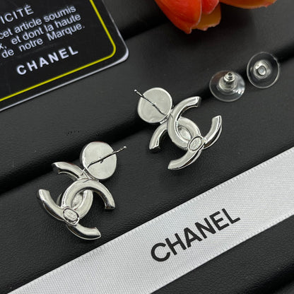 Pendientes de moda con perlas