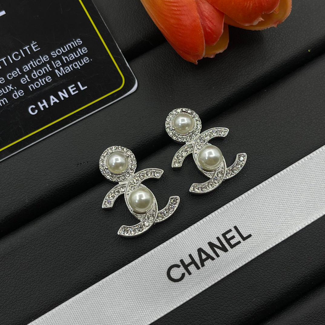 Pendientes de moda con perlas