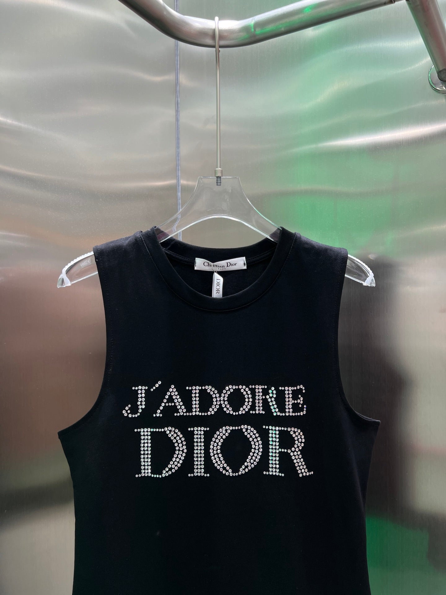 Camiseta sin mangas estilo segunda mano vintage con diamantes de imitación.