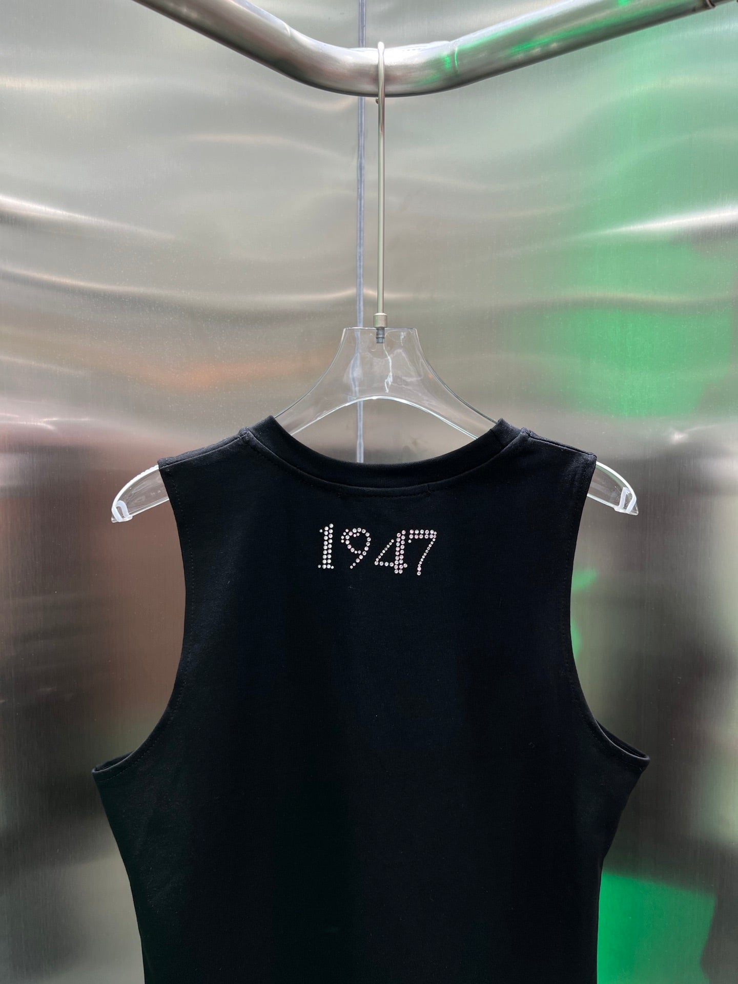 Camiseta sin mangas estilo segunda mano vintage con diamantes de imitación.