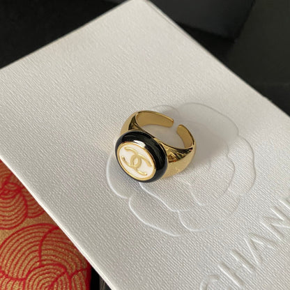 Anillo Abierto Dorado Bronce con Logotipo Redondo Vintage