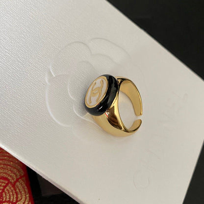 Anillo Abierto Dorado Bronce con Logotipo Redondo Vintage