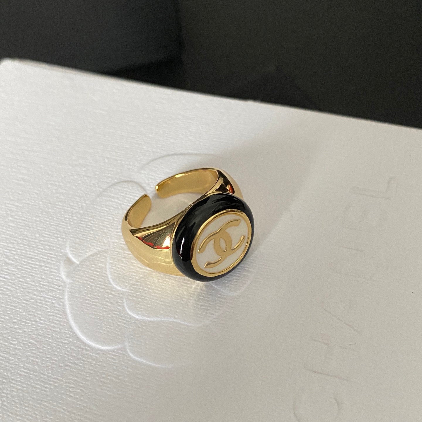 Anillo Abierto Dorado Bronce con Logotipo Redondo Vintage