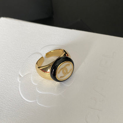 Anillo Abierto Dorado Bronce con Logotipo Redondo Vintage
