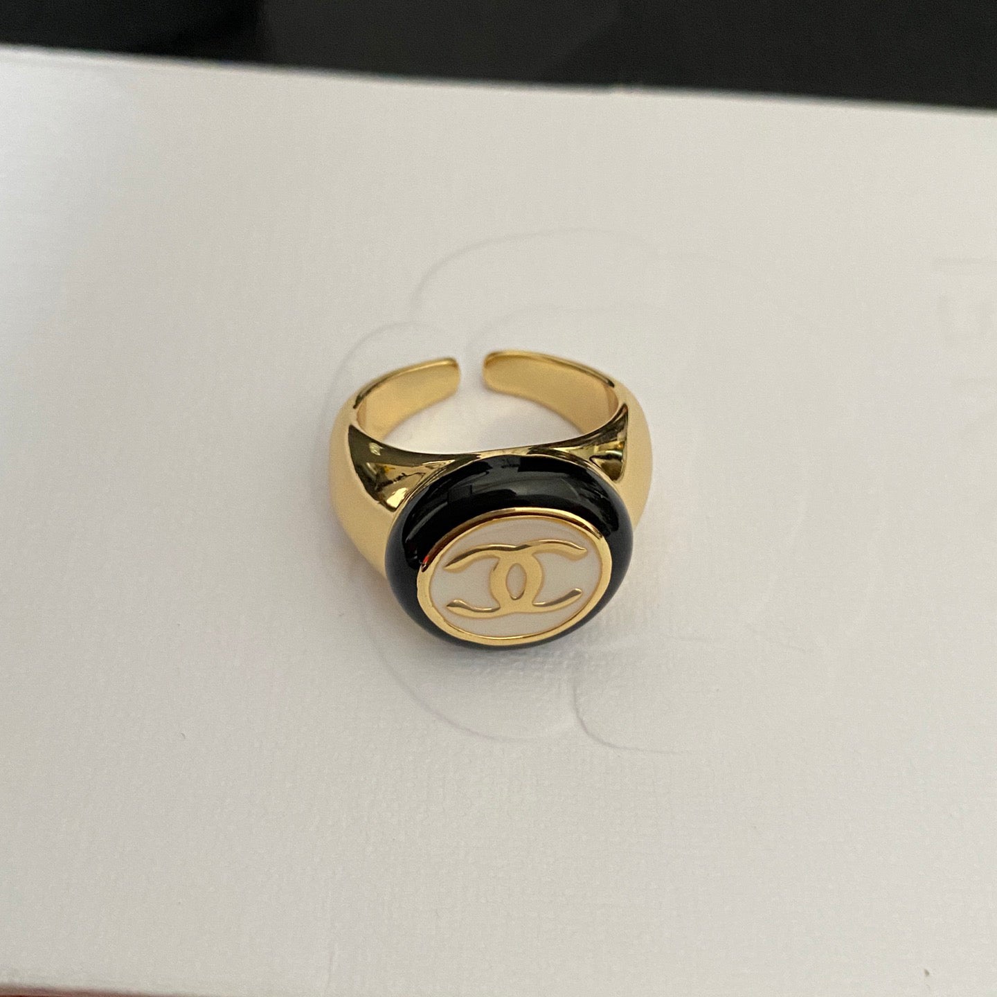 Anillo Abierto Dorado Bronce con Logotipo Redondo Vintage