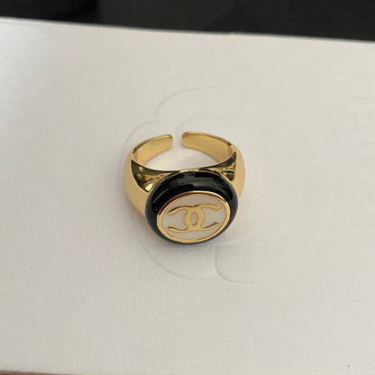 Anillo Abierto Dorado Bronce con Logotipo Redondo Vintage