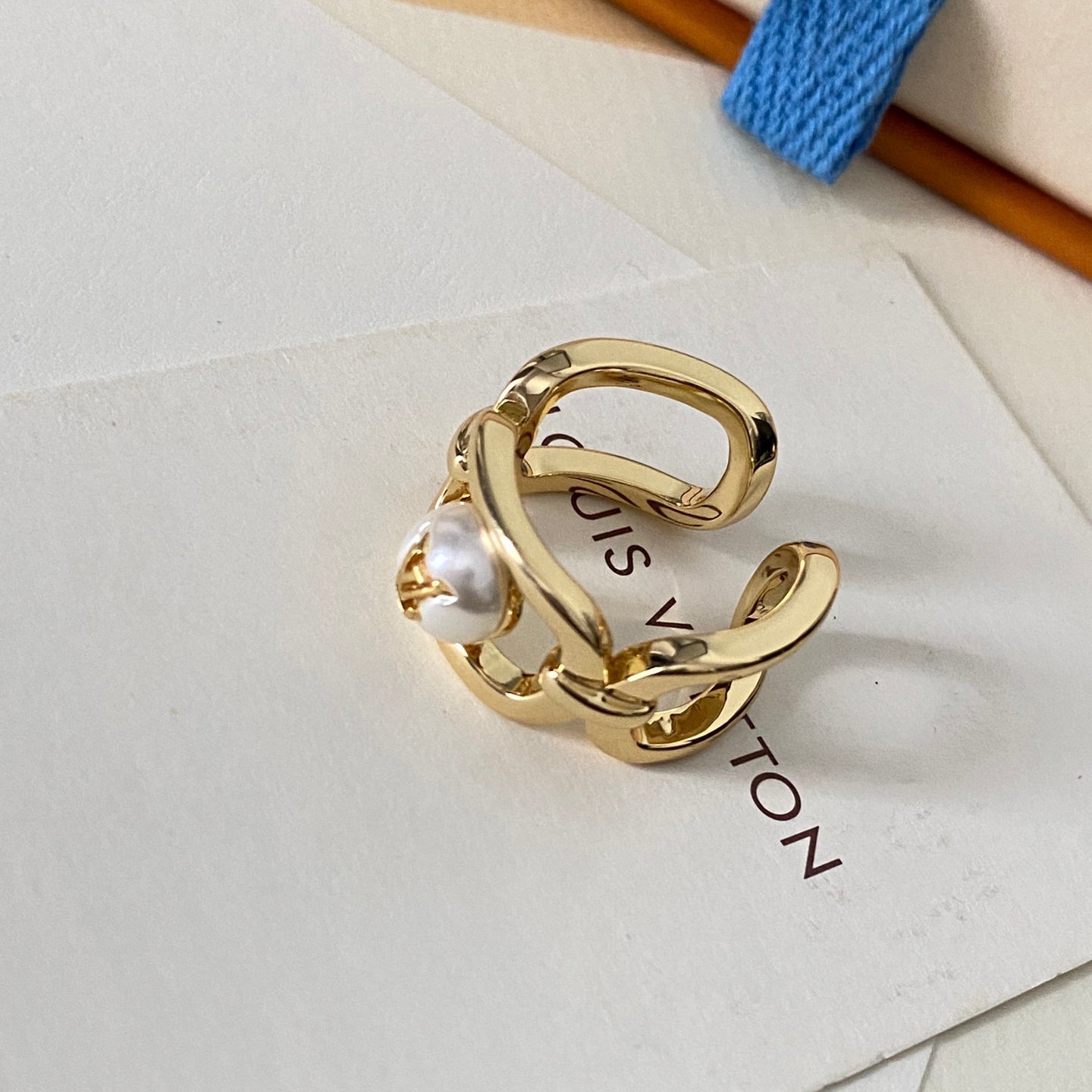 Anillo abierto con logotipo de perla redonda