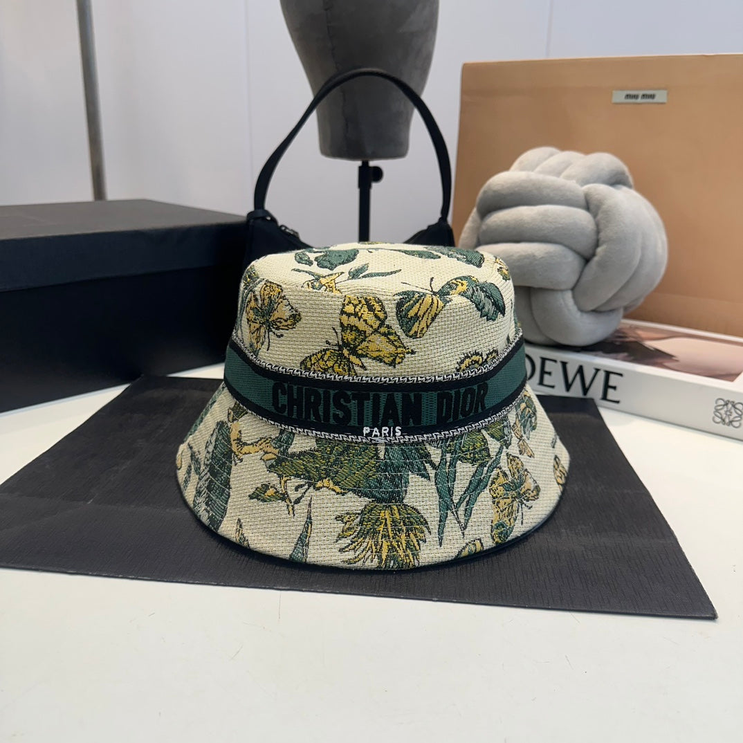 Sombrero de pescador bordado con mariposa