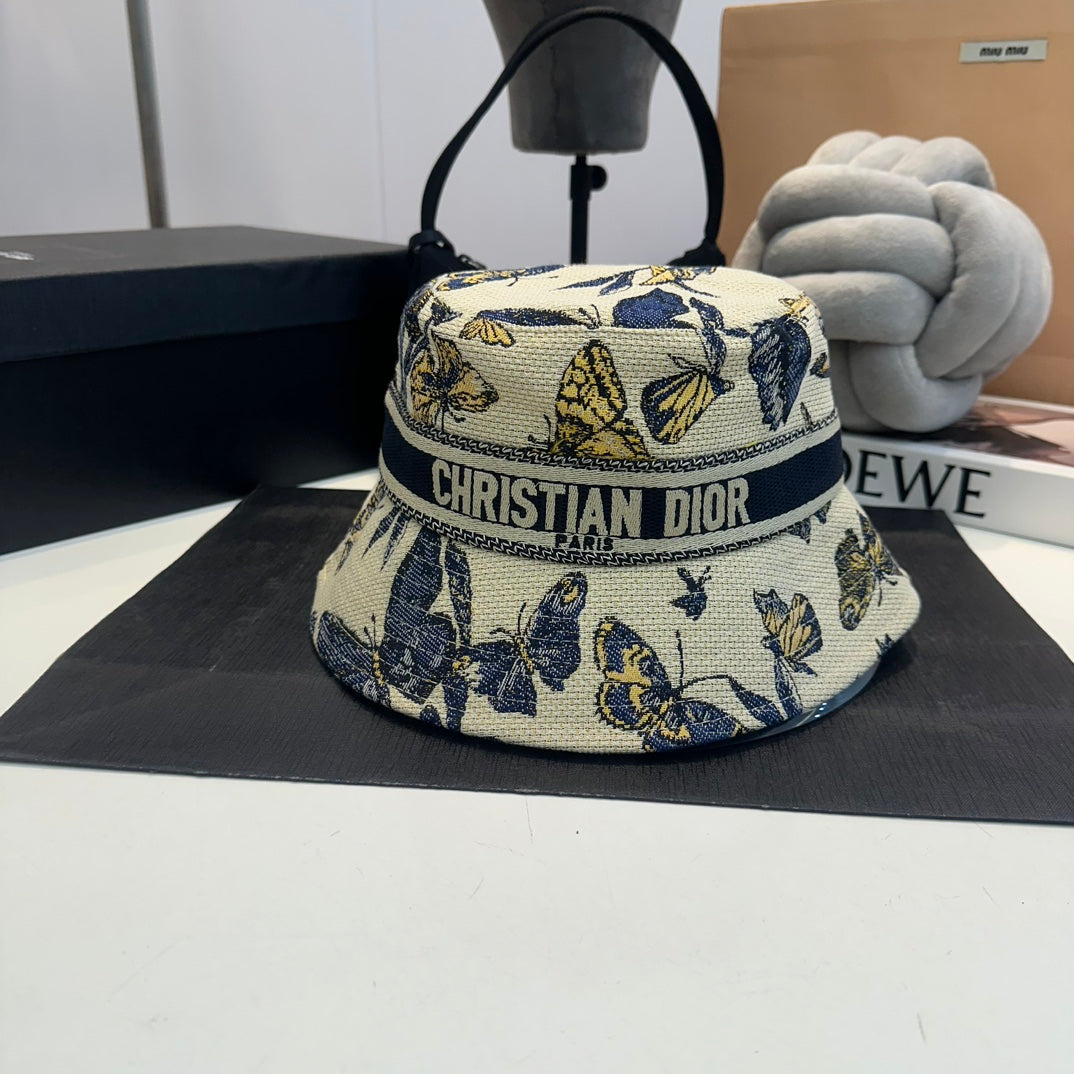Sombrero de pescador bordado con mariposa