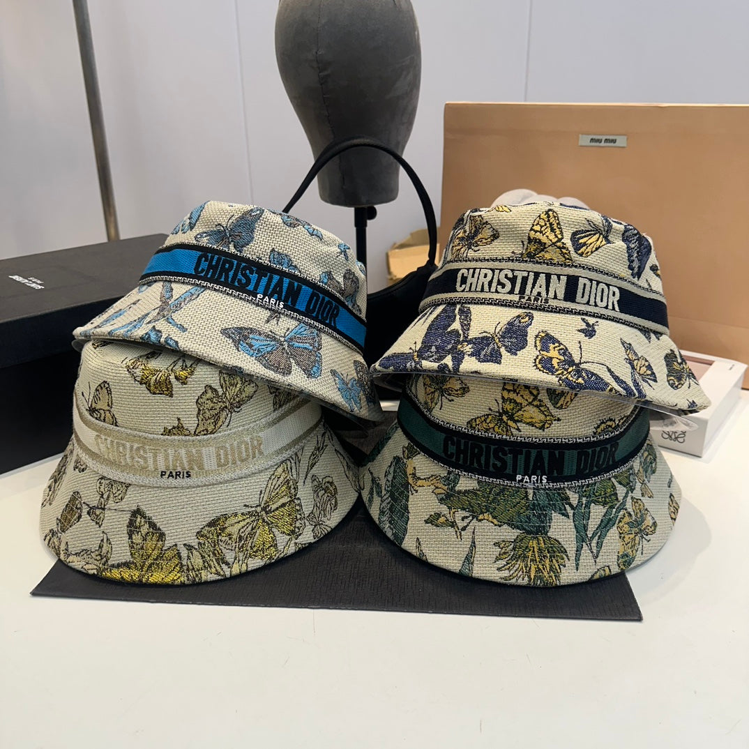 Sombrero de pescador bordado con mariposa