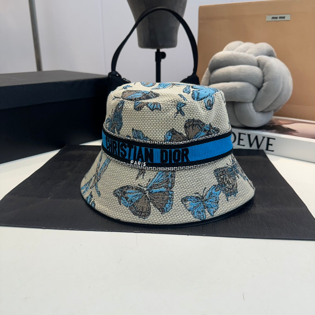 Sombrero de pescador bordado con mariposa