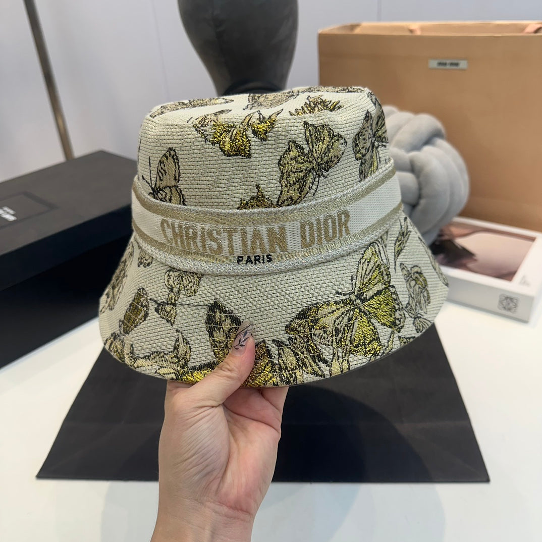Sombrero de pescador bordado con mariposa