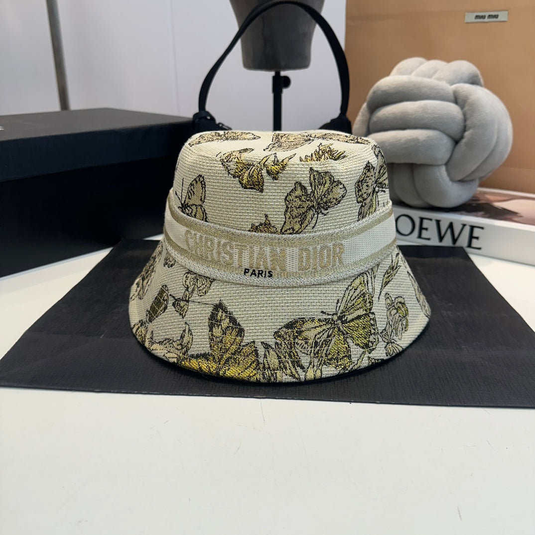 Sombrero de pescador bordado con mariposa