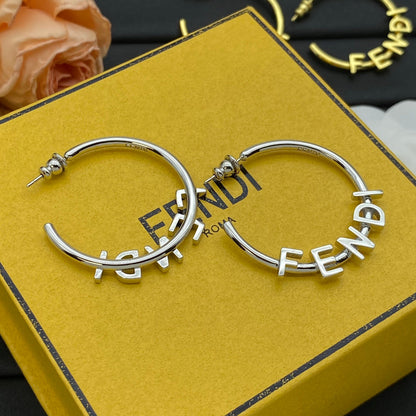 Pendientes de aro metálicos con letras de moda