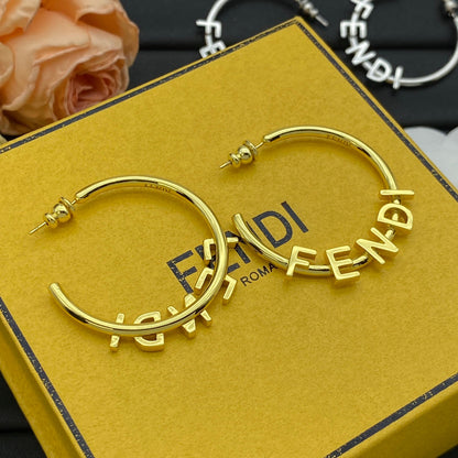 Pendientes de aro metálicos con letras de moda