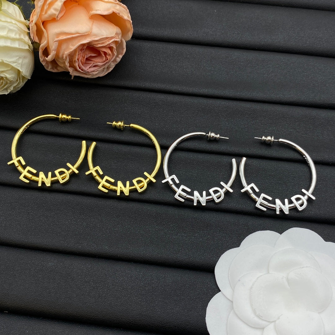 Pendientes de aro metálicos con letras de moda