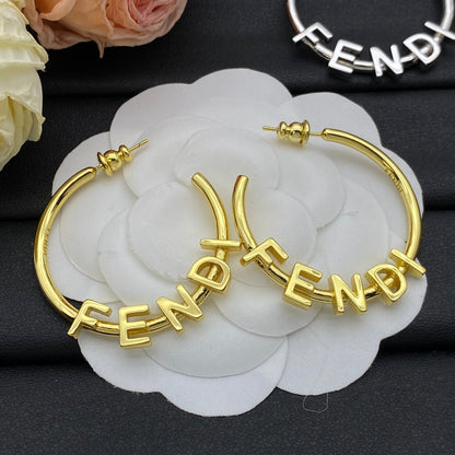 Pendientes de aro metálicos con letras de moda