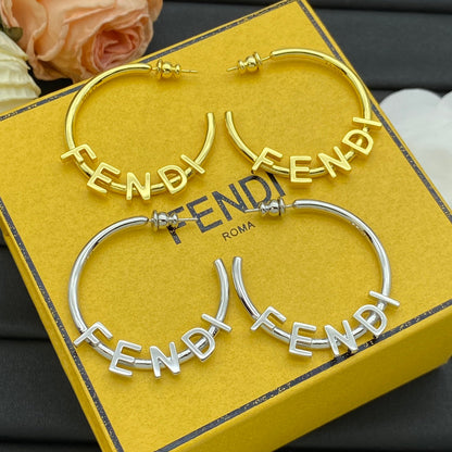Pendientes de aro metálicos con letras de moda