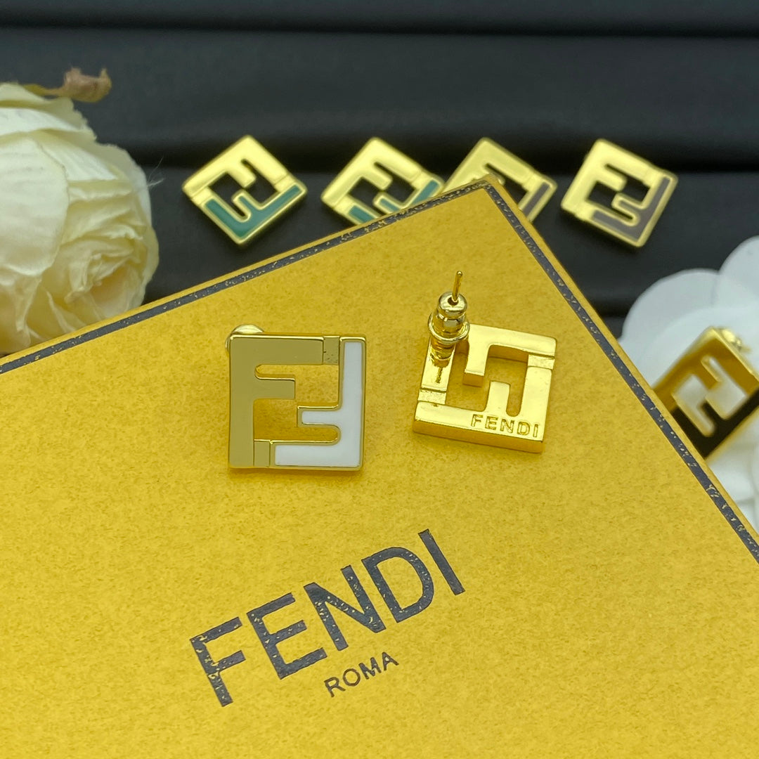 Pendientes metálicos esmaltados con motivo de letra F