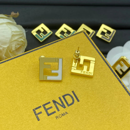 Pendientes metálicos esmaltados con motivo de letra F