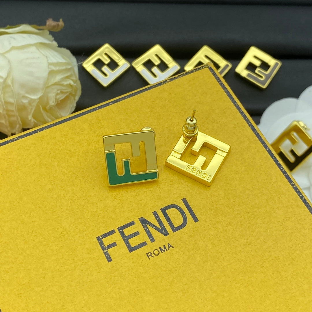 Pendientes metálicos esmaltados con motivo de letra F