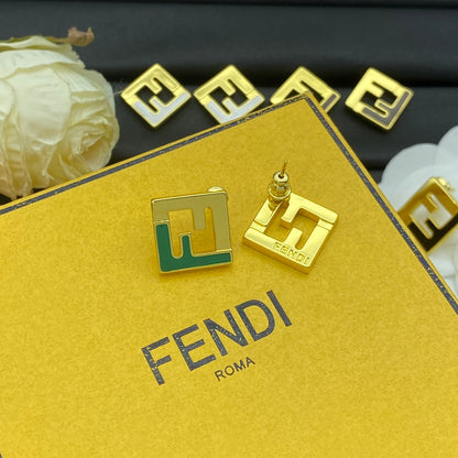Pendientes metálicos esmaltados con motivo de letra F