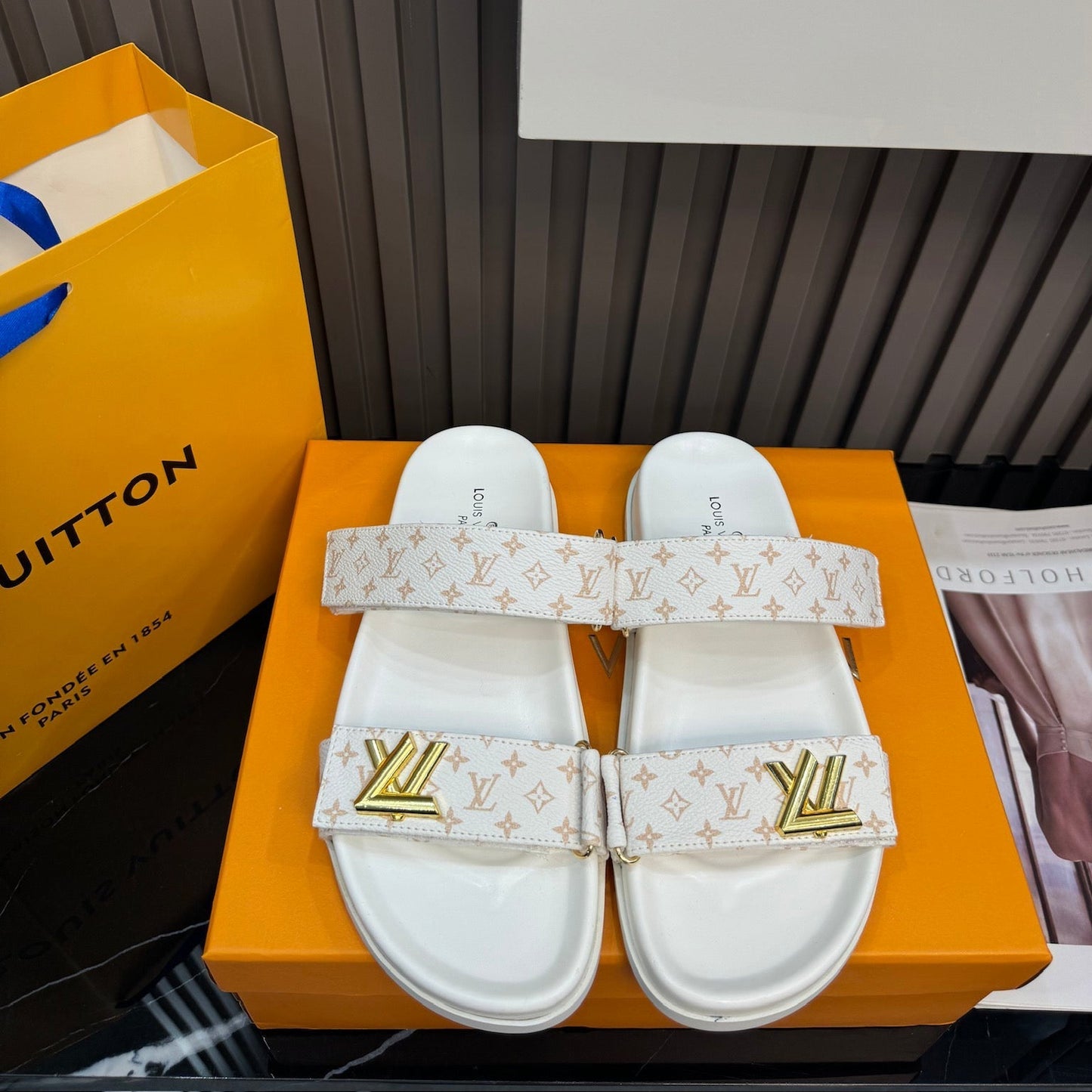 Sandalias unisex de cuero con monograma