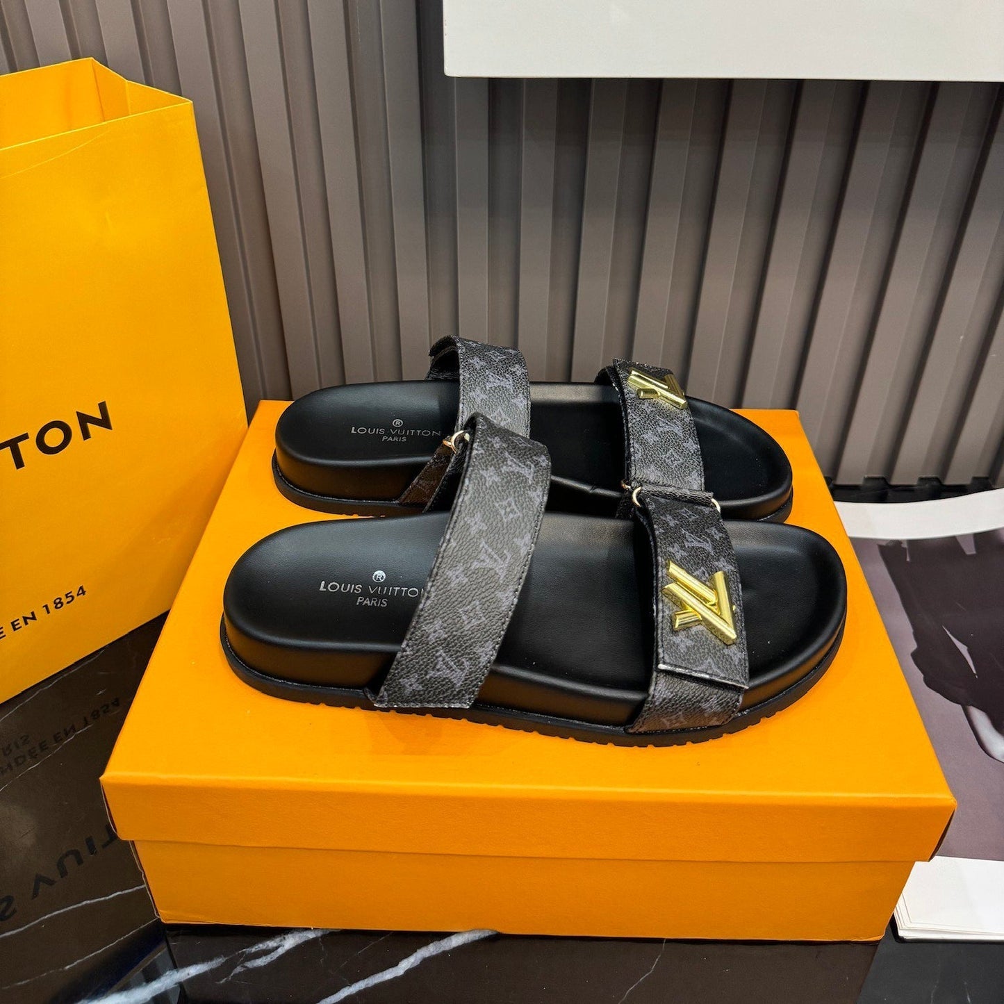 Sandalias unisex de cuero con monograma