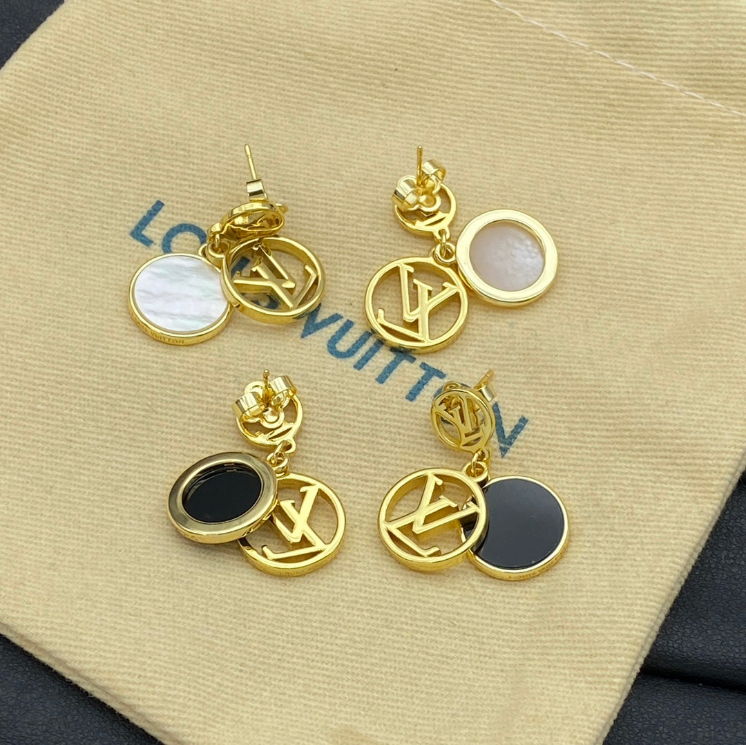Pendientes metálicos con logo de medallón redondo
