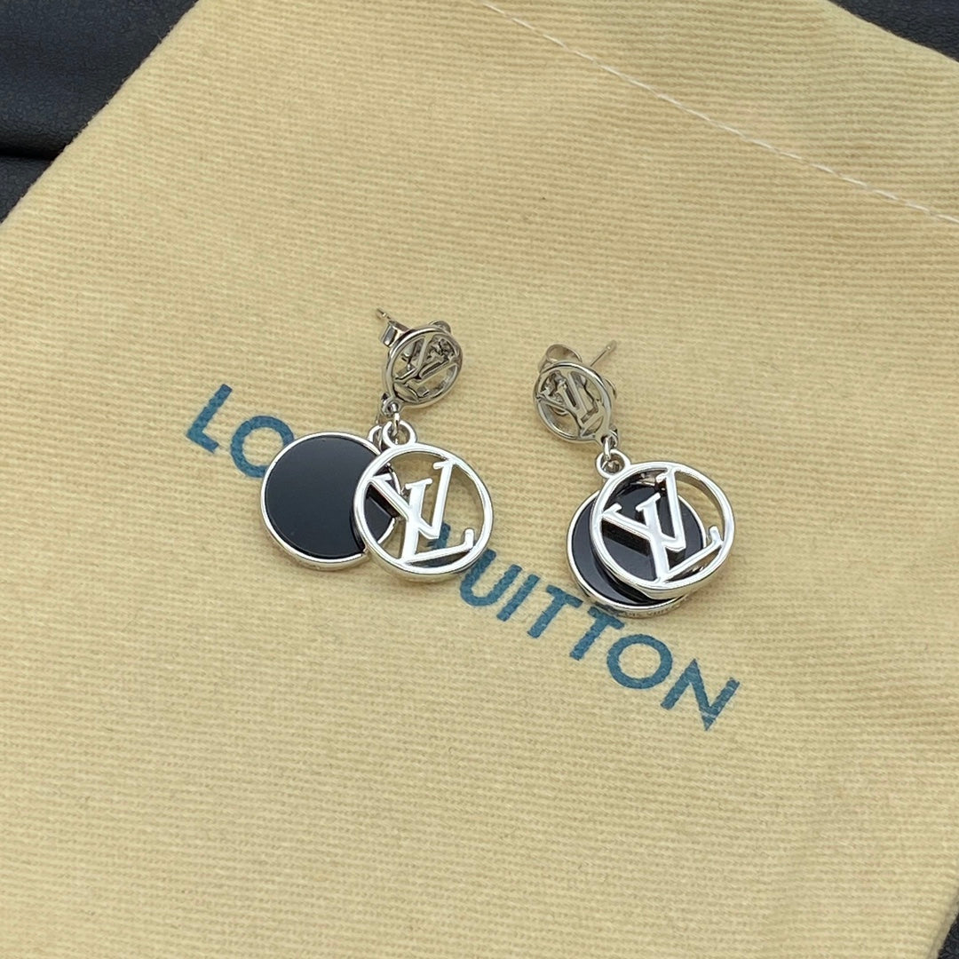 Pendientes metálicos con logo de medallón redondo