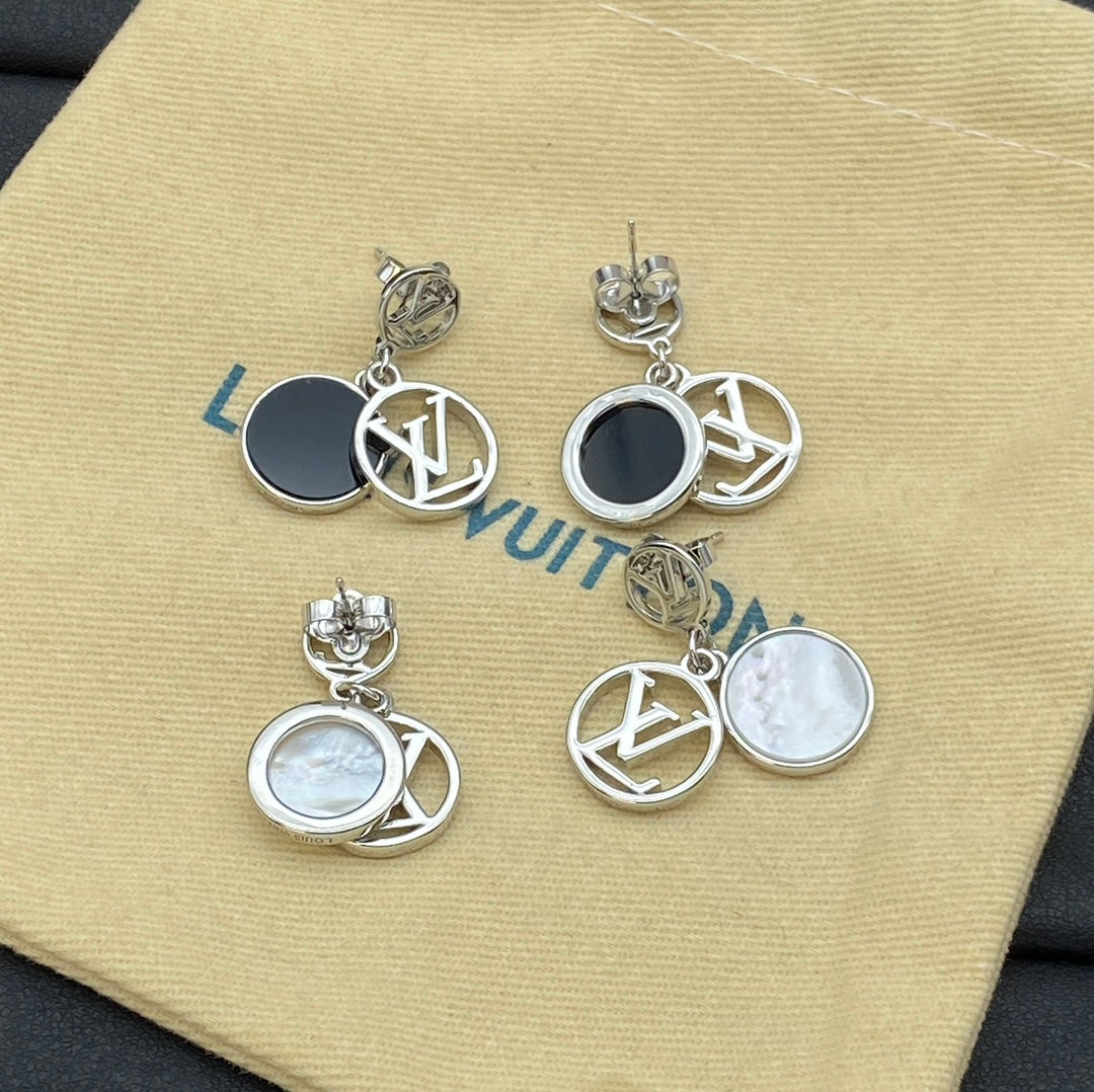 Pendientes metálicos con logo de medallón redondo
