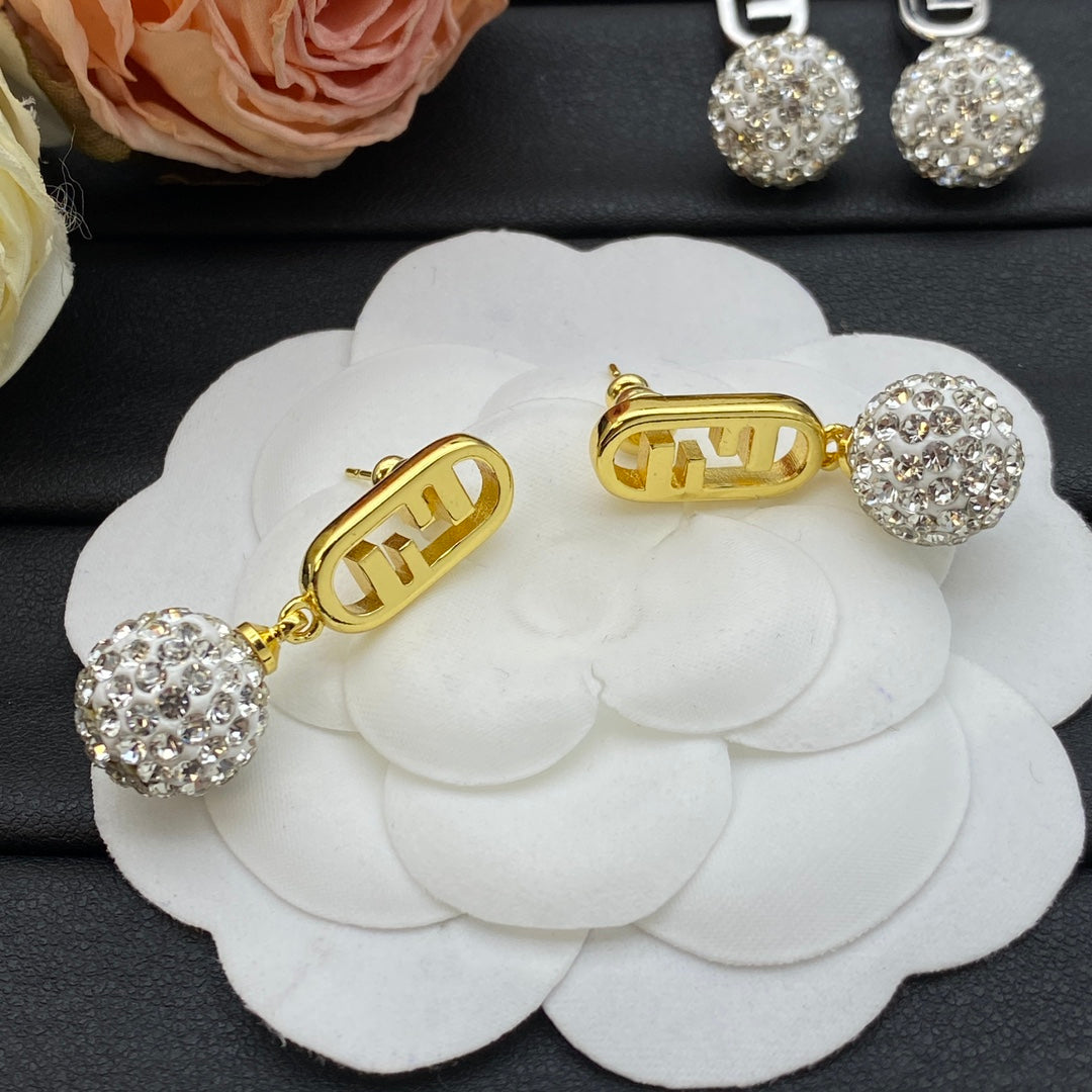 Pendientes metálicos con colgante de bola de cristal