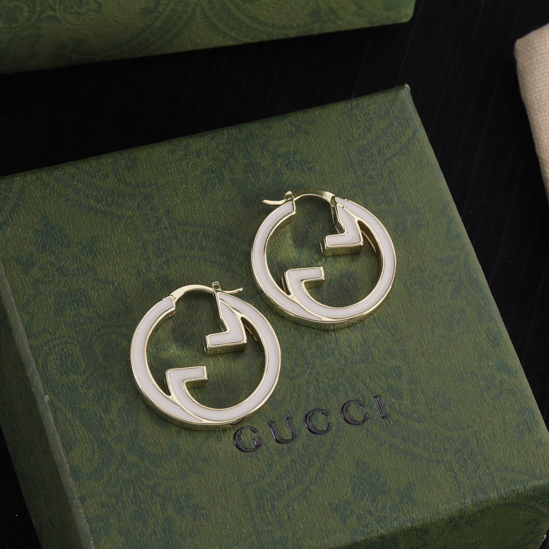 Aretes de aro redondos calados de esmalte