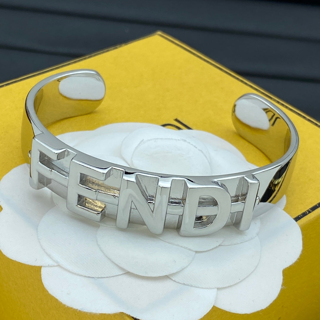 Brazalete Abierto Metálico con Letras