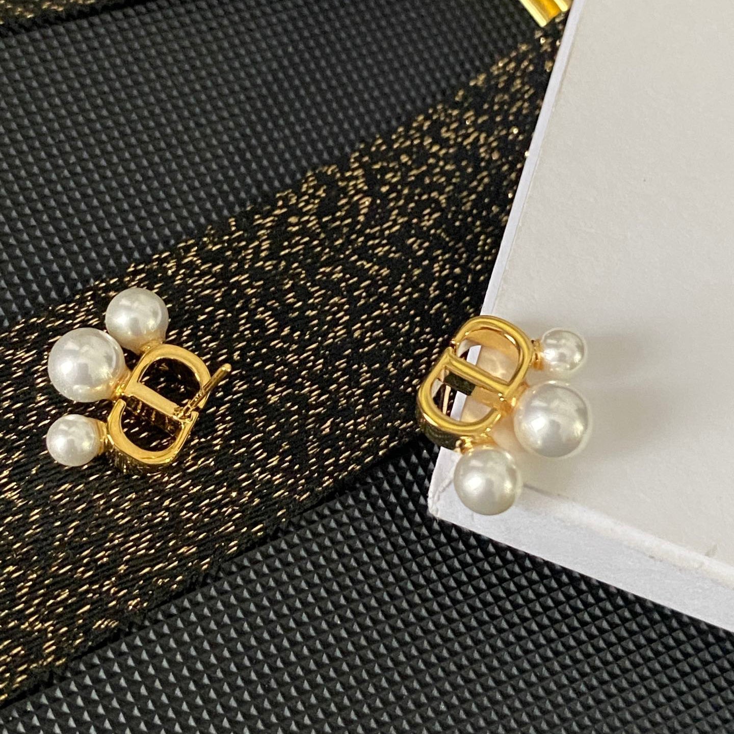 Pendientes de letra con colgante de perla