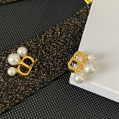 Pendientes de letra con colgante de perla
