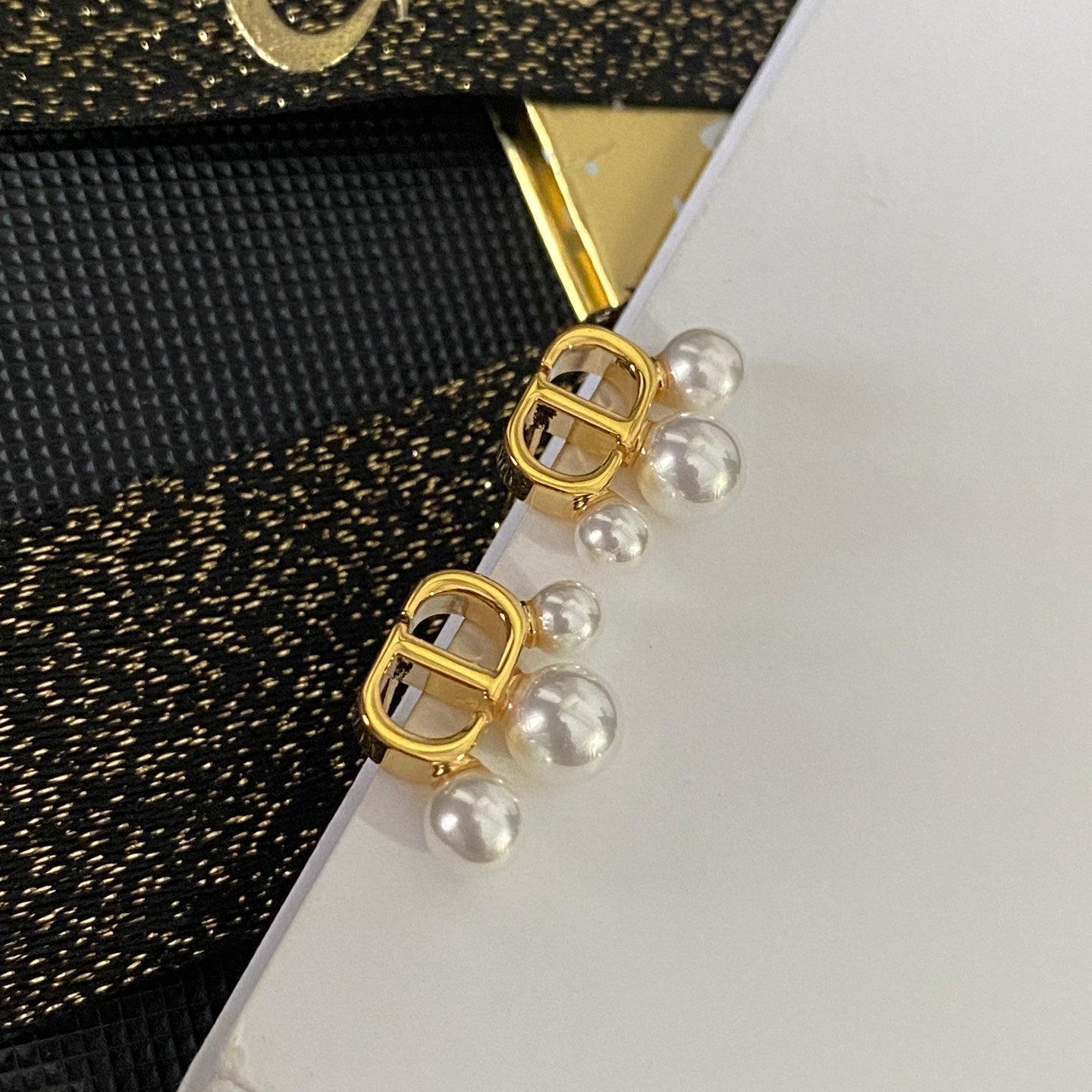 Pendientes de letra con colgante de perla