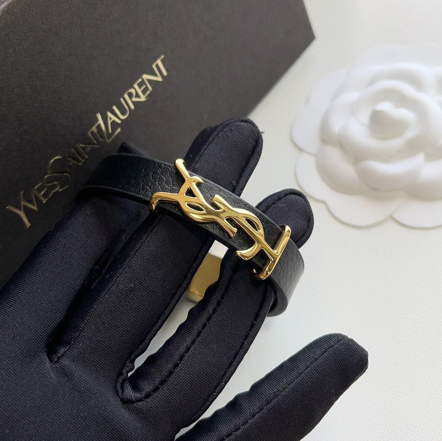 Pulsera de moda de cuero con logotipo dorado