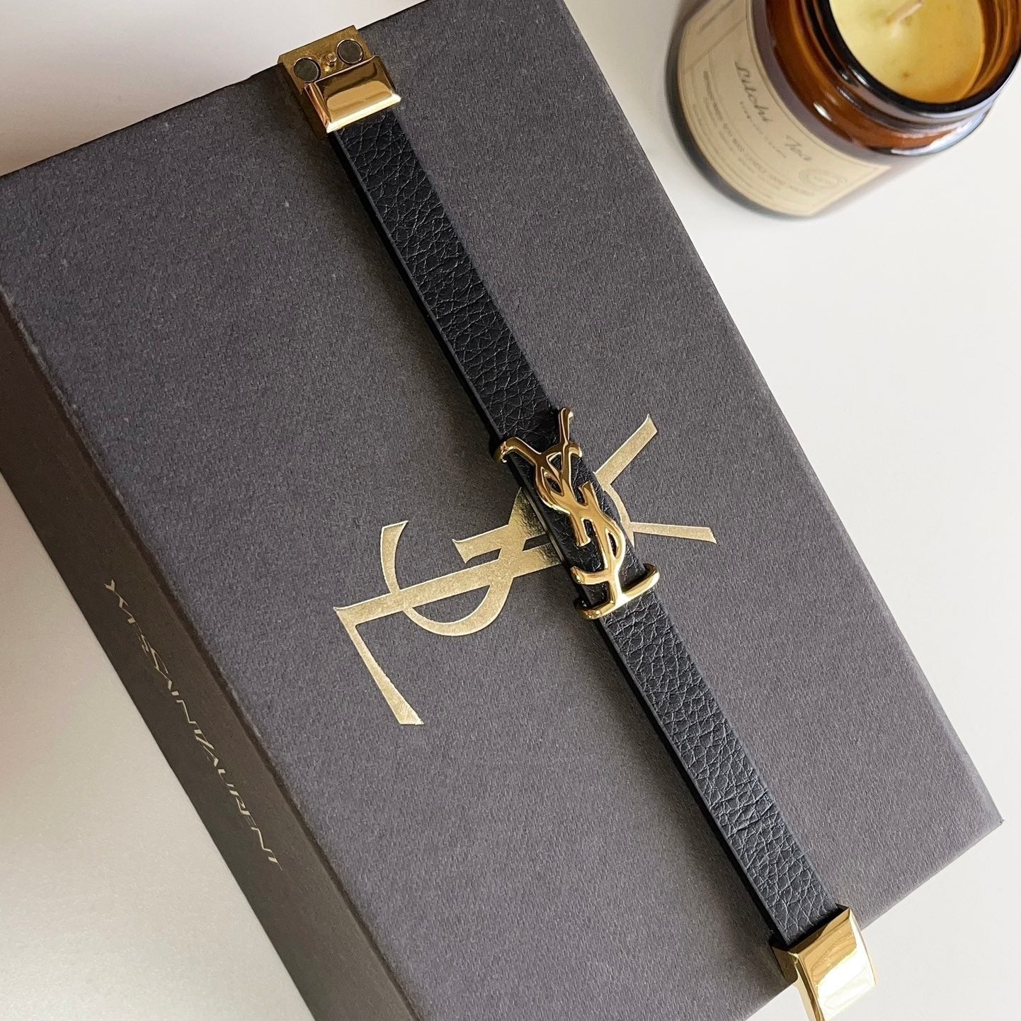 Pulsera de moda de cuero con logotipo dorado