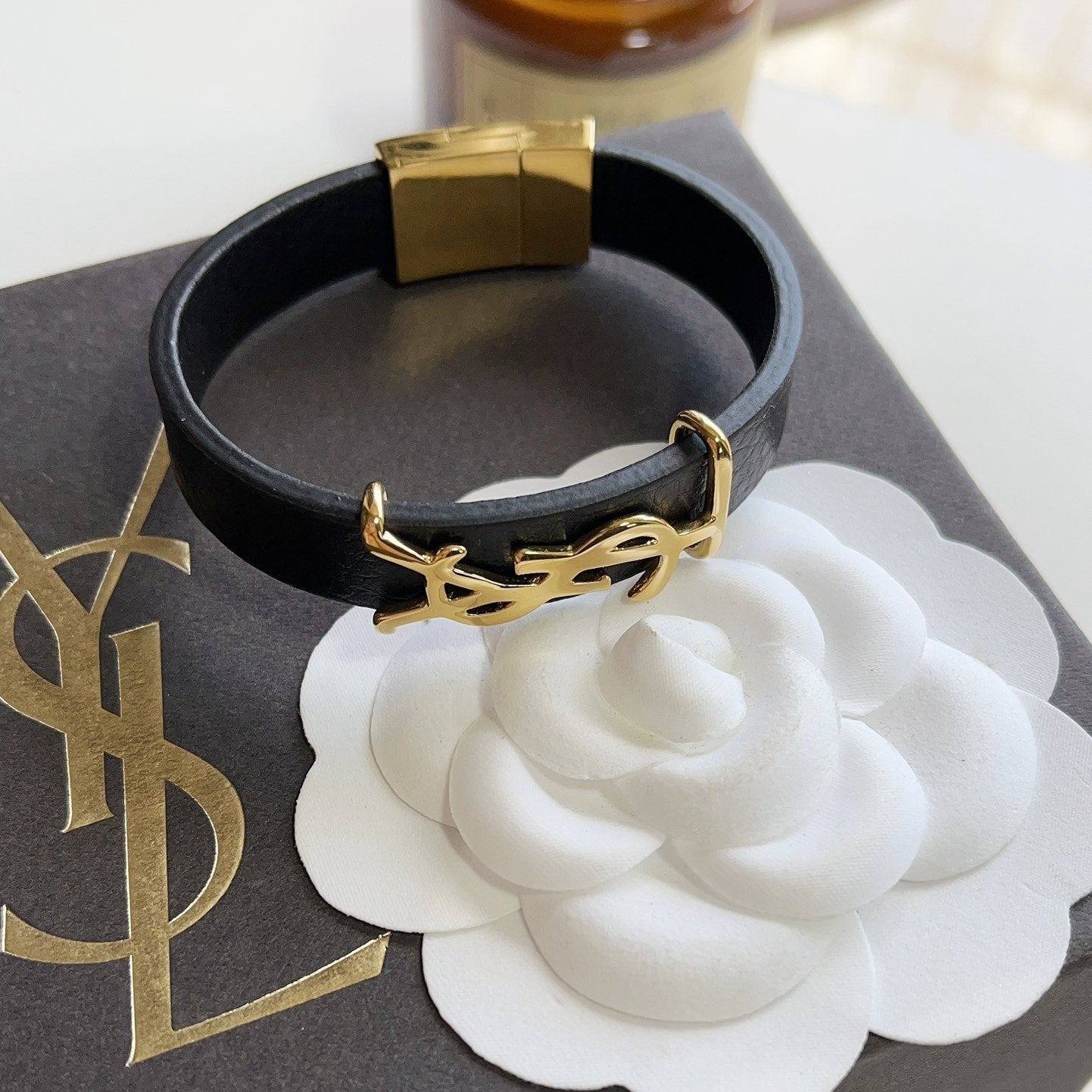 Pulsera de moda de cuero con logotipo dorado