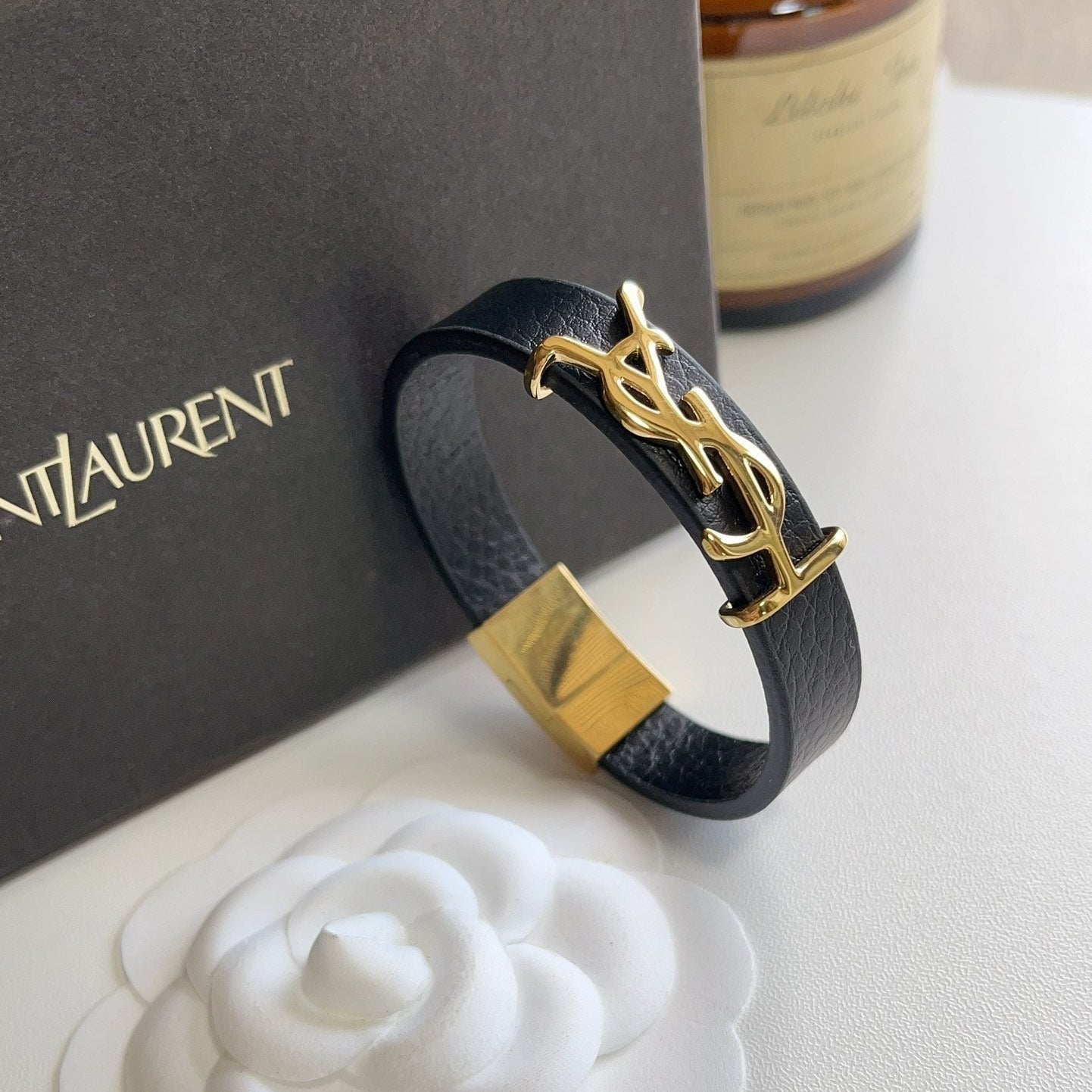 Pulsera de moda de cuero con logotipo dorado