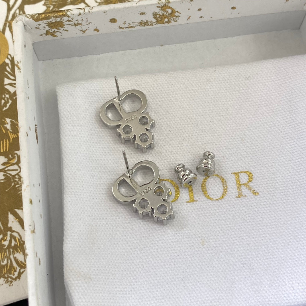 Aretes de cristal con letras pequeñas de moda
