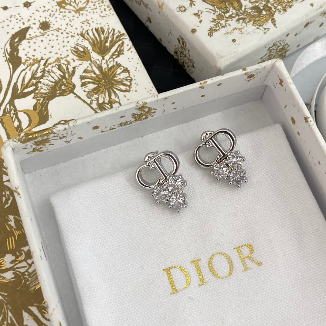 Aretes de cristal con letras pequeñas de moda