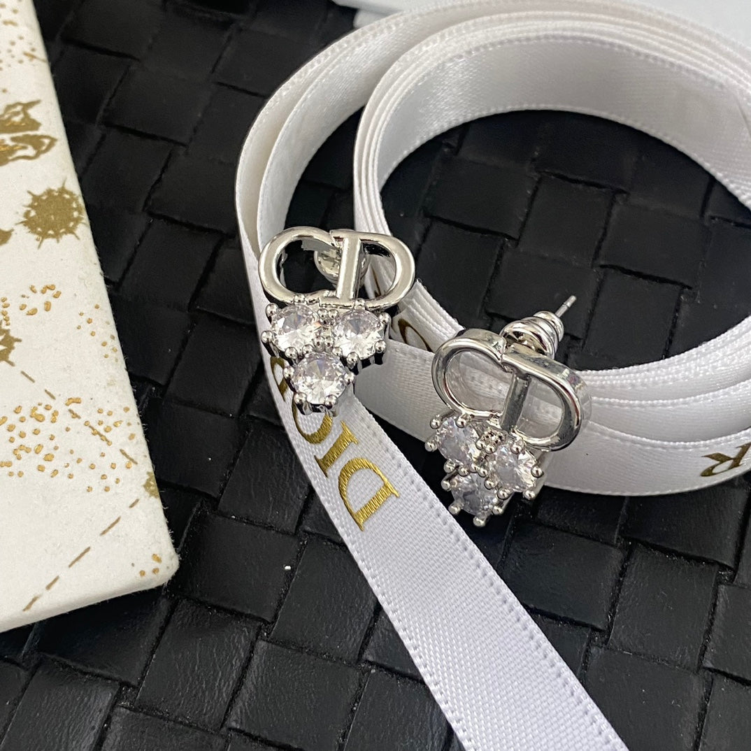 Aretes de cristal con letras pequeñas de moda