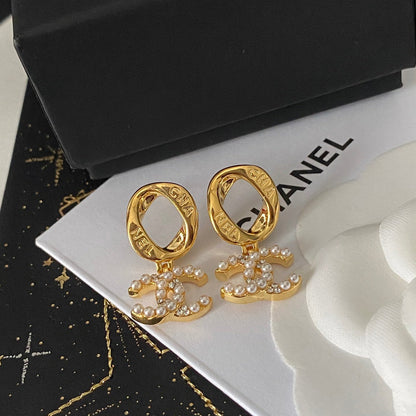 Boucles d'oreilles créoles avec logo en lettres élégantes