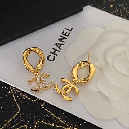 Boucles d'oreilles créoles avec logo en lettres élégantes
