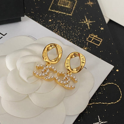 Boucles d'oreilles créoles avec logo en lettres élégantes
